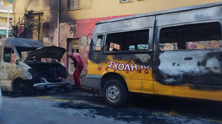 Εμπρηστική επίθεση στου Ζωγράφου – Πυρπόλησαν 5 σχολικά λεωφορεία, 6 IX και 3 μοτοσικλέτες