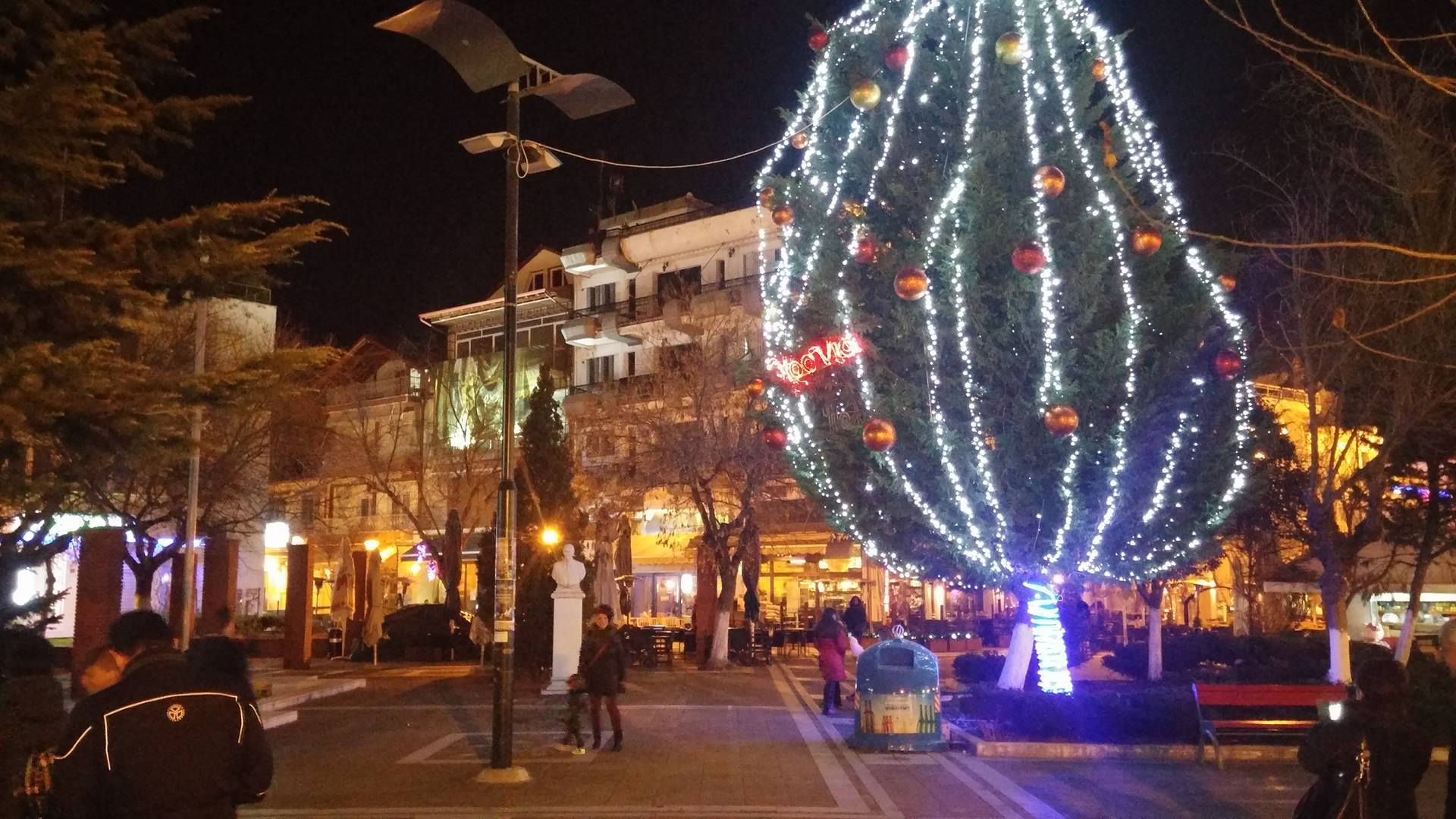 Στήνεται το Χριστουγεννιάτικο δέντρο στην κεντρική πλατεία Πτολεμαίδος!