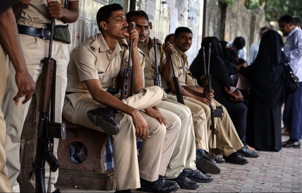  Ξέθαψε την αδελφή του και την πήγε σε τράπεζα για να αποδείξει ότι είναι νεκρή