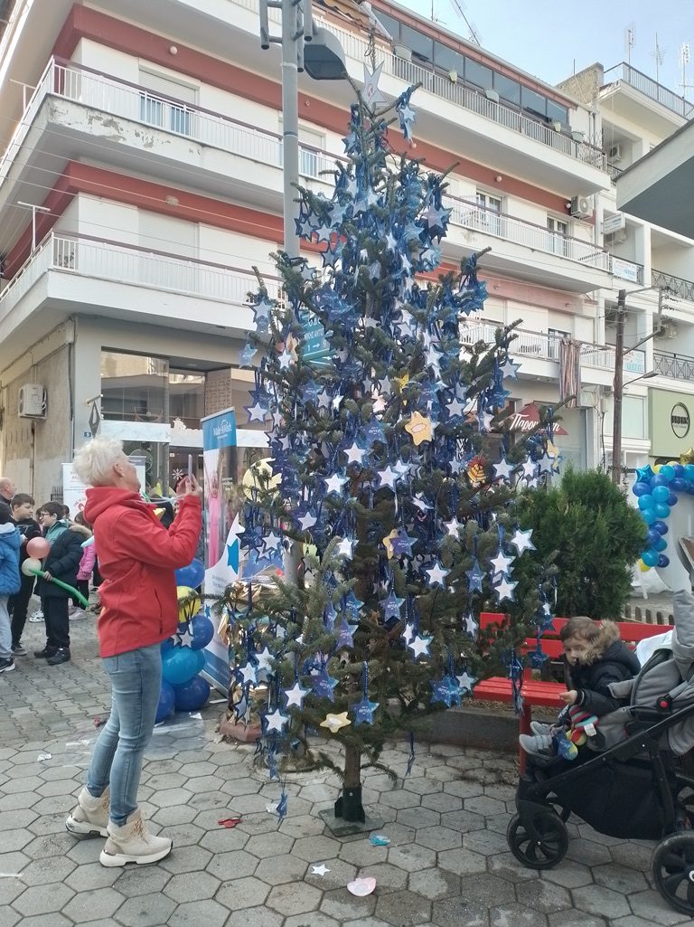 Πτολεμαΐδα: Στόλισαν το Χριστουγεννιάτικο δένδρο με ευχές για τα παιδιά που νοσούν