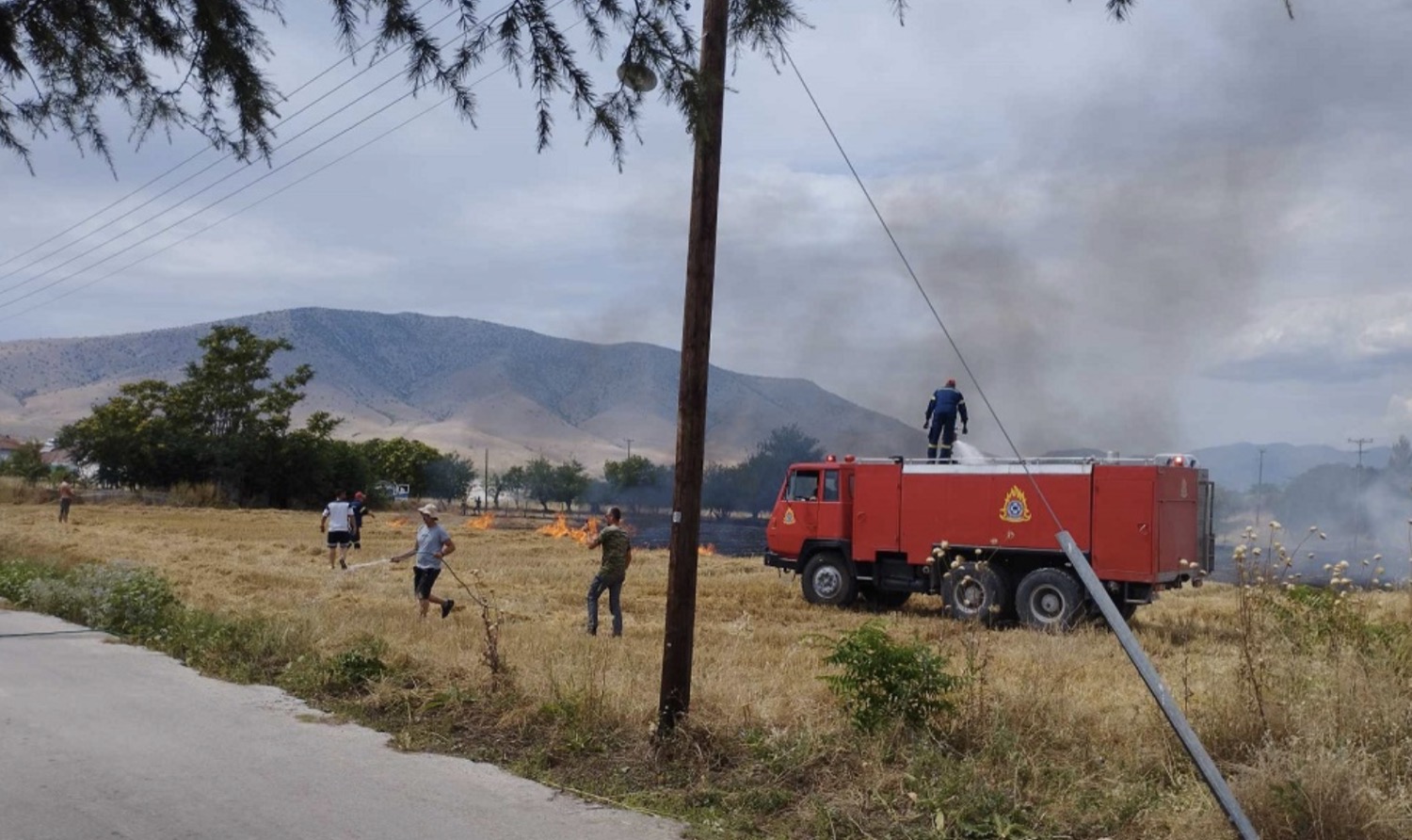 Λαχτάρησαν επιχειρήσεις και κάτοικοι για τη φωτιά που τους πλησίασε κάτω από τον δρόμο Λάρισας – Κοζάνης (φωτο)