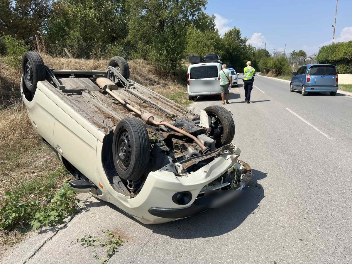 Απίστευτο τροχαίο στη Λάρισα με ανατροπή αυτοκίνητου – «Άγιο» είχε η νεαρή οδηγός του (φωτό)