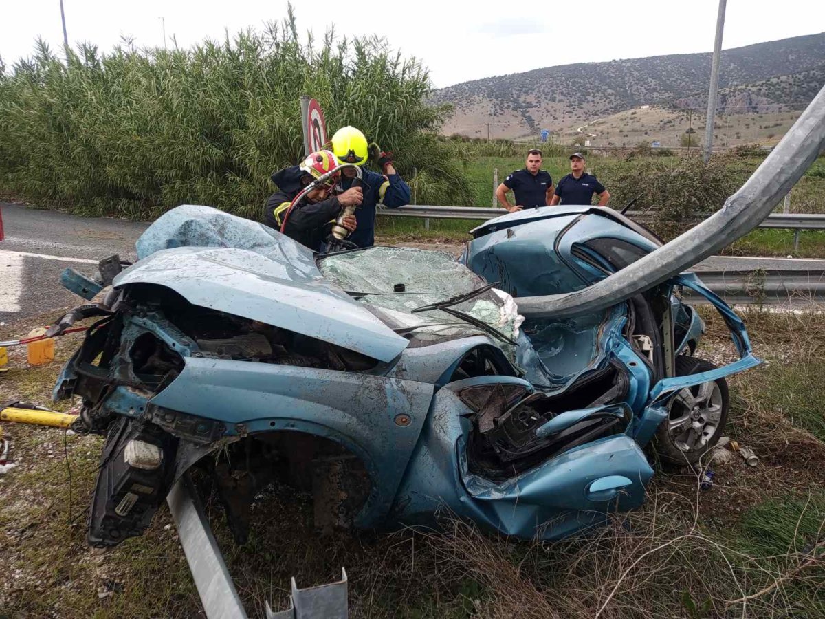 Τραγικό δυστύχημα με έναν νεκρό στην εθνική οδό Λάρισας – Τρικάλων: Άμορφη μάζα το αυτοκίνητο (φωτο)