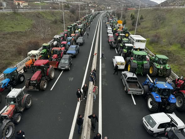Δυτ. Μακεδονία: Αμετακίνητοι οι αγρότες στο μπλόκο της Μπάρας Σιάτιστας- Αύριο Δευτέρα-8-12-2025 αποκλεισμός των γραφείων Δ. Μακεδονίας του ΕΛ ΓΑ - Κάλεσμα στους φορείς για Γενική Απεργία