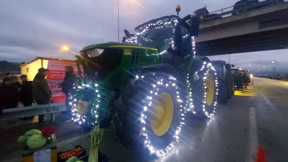 Το Χριστουγεννιάτικο ...  τρακτέρ των Αγροτών στα μπλόκα! Χριστουγεννιάτικες Ευχές στην κυβέρνηση...