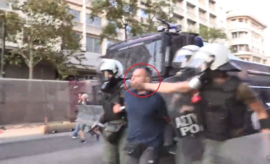 Κρεσέντο αστυνομικής καταστολής: Άνδρας των ΜΑΤ χτυπά ύπουλα στο πρόσωπο διαδηλωτή που του έχουν φορέσει χειροπέδες (Video