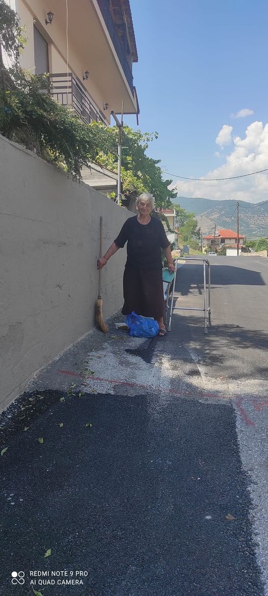   Σοφία Ιορδανίδου 86 ετών. Εθελόντρια στην καθαριότητα Τοπικής κοινότητας Αναρραχης