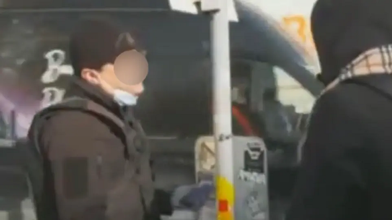 Αστυνομικός με μάσκα κάτω από το πιγούνι επέβαλλε πρόστιμο σε πολίτη που δεν την φορούσε
