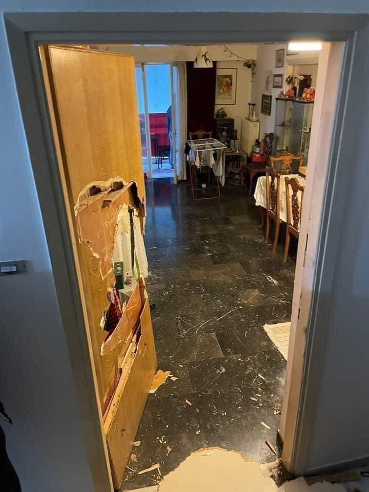 Όταν έσπασαν αυτή την πόρτα - Έλενα Ακρίτα