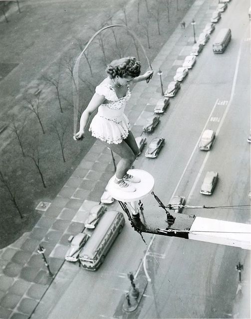 Η Daredevil aerialist Betty Fox δίνει παράσταση από την ταράτσα του ξενοδοχείου Fort Shelby, στο Μίσιγκαν, 1945