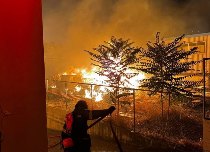 Μάχη με τις φλόγες στις Αχαρνές: Μεγάλες ζημιές σε εργοστάσια – Αποπνικτική ατμόσφαιρα και κλειστοί δρόμοι (Video)
