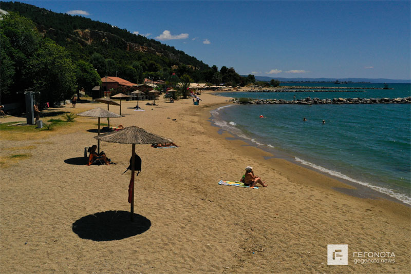 Άδειες οι παραλίες του Βόλου: Εικόνες με drone από Άναυρο, Πλάκες, Σουτραλί, Αλυκές