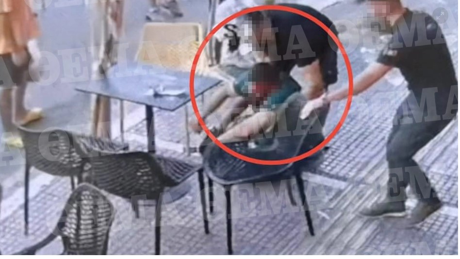 Πλατεία Βικτωρίας: Η στιγμή της αιματηρής επίθεσης του πεθερού στον γαμπρό του