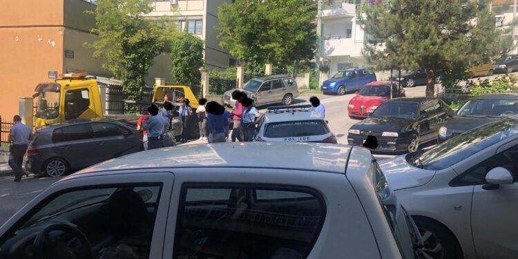 Κοζάνη: Λύθηκε το χειρόφρενο από φορτηγό οδικής βοήθειας και έπεσε σε τρία οχήματα! - Υλικές ζημιές και αναστάτωση έξω από τη Νομαρχία 