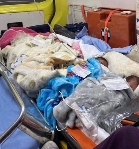 Φωτιά στην Αλεξανδρούπολη: Συγκλονίζει η εικόνα από τη μεταφορά βρεφών από το νοσοκομείο