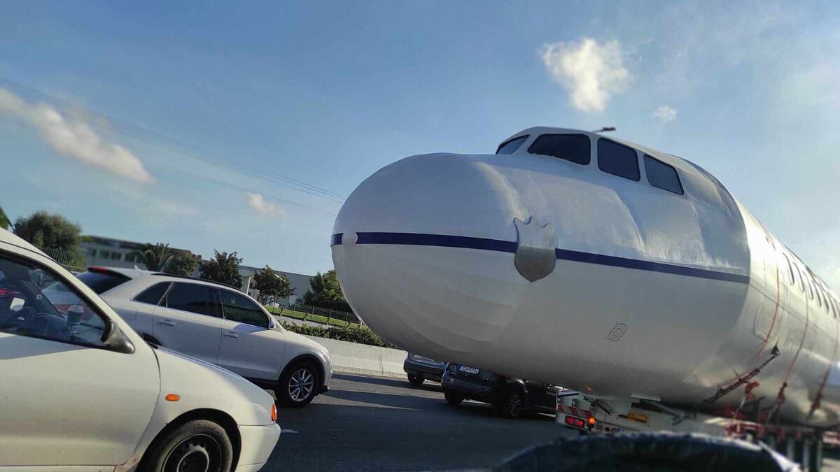 Μεταμόρφωση: Αεροπλάνο «προσγειώθηκε» στην Εθνική Οδό και άφησε έκπληκτους τους οδηγούς (Pics)