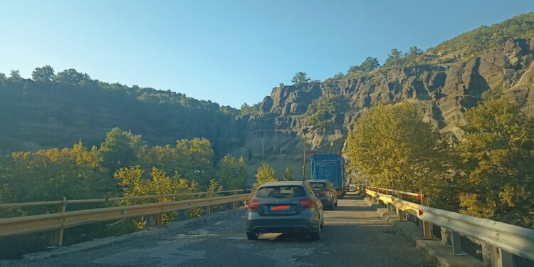 Απαγόρευση κίνησης βαρέων οχημάτων και στη διαδρομή Γρεβενά – Καλαμπάκα, λόγω προβλήματος στη στατικότητα της γέφυρας του Βενέτικου!