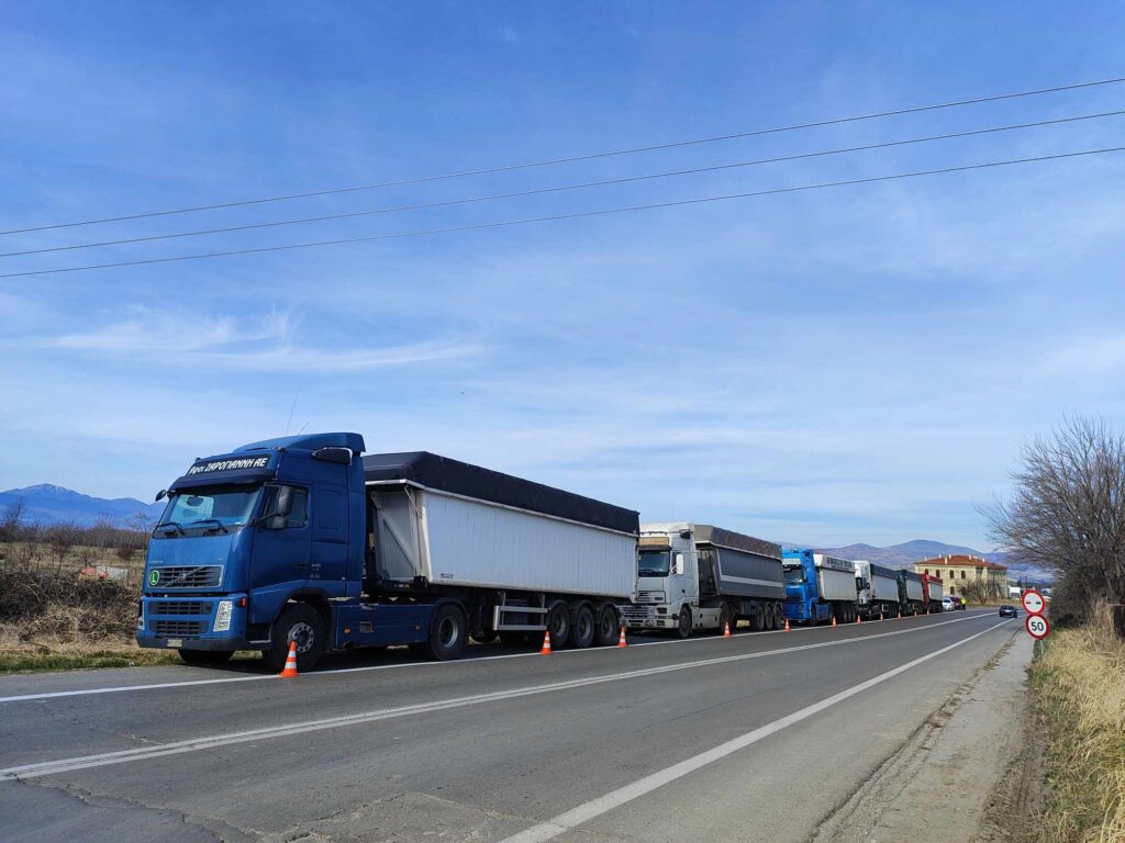 Κοζάνη: Ιδιοκτήτες φορτηγών έβγαλαν τα οχήματα τους στην Ε.Ο Κοζάνης- Λάρισας διεκδικώντας την μεταφορά λιγνίτη στον ΑΗΣ Μελίτης