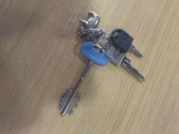 Βρέθηκαν τα παρακάτω κλειδιά στην οδό νοσοκομείου οποίος τα έχασε να επικοινωνήσει διαφορετικά αύριο θα παραδώσω στην αστυνομία