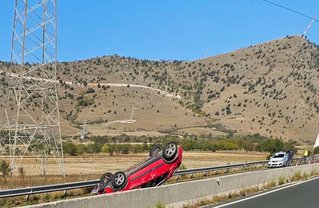 Ανατροπή αυτοκινήτου στο δρόμο Πτολεμαΐδας - Κοζάνης κοντά στη διασταύρωση Μαυροδενδρίου.  Στο νοσοκομείο μεταφέρθηκε η γυαίκα οδηγός του αυτοκινήτου.