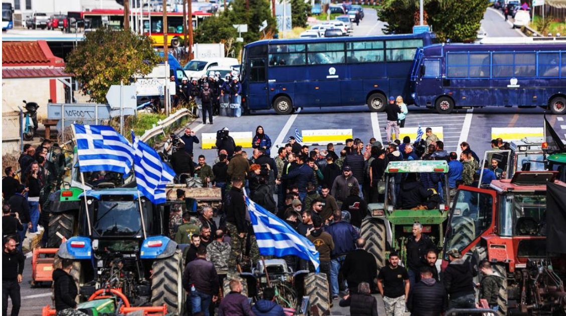 Επεισόδια σε Χανιά και Ηράκλειο με πετροπόλεμο και χημικά ανάμεσα σε αγρότες και ΜΑΤ: Αναποδογύρισαν περιπολικό