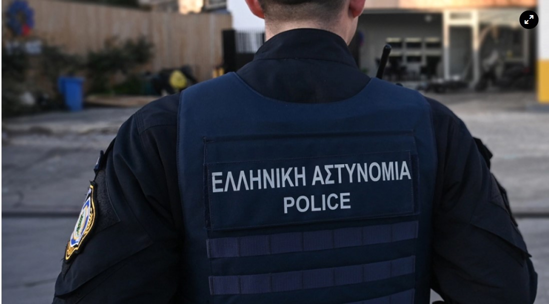 Είχα σκεφτεί να αυτοκτονήσουμε με τα κορίτσια, λέει σε συγγενείς της η γυναίκα του αστυνομικού της Βουλής που τους κακοποιούσε