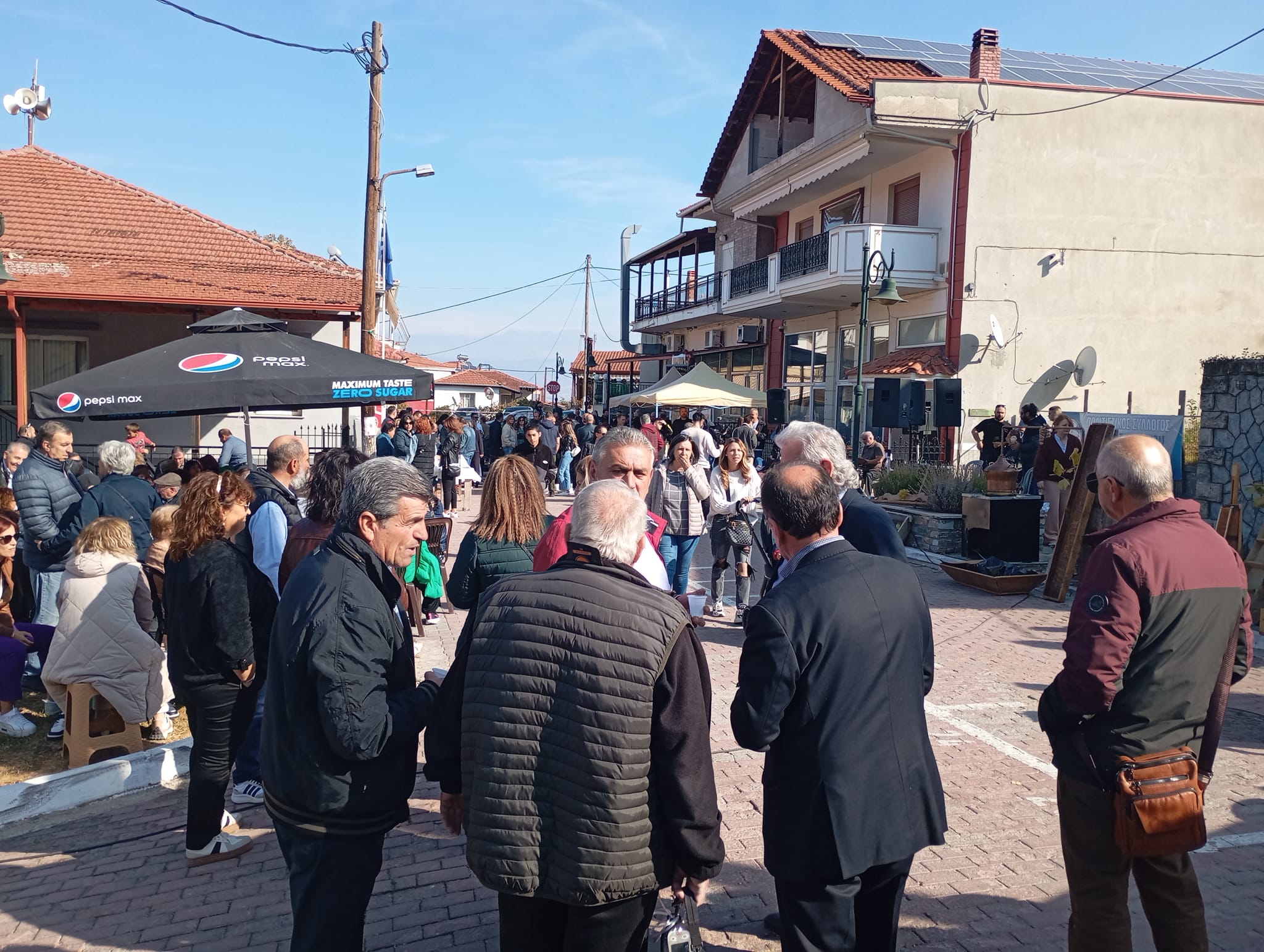 Μεγάλη προσέλευση επισκεπτών στην πλατεία της Αναρράχης καθώς είναι σε εξέλιξη η καθιερωμένη εκδήλωση &quot; Η τέχνη των γεύσεων&quot; που διοργανώνει η Κοινότητα Νέων Αναρραχης. Τσίπουρο, ιδιαίτερες γεύσεις, σούπες βελουτε, παραδοσιακά εδέσματα - Σε λίγο αρχίζουν 