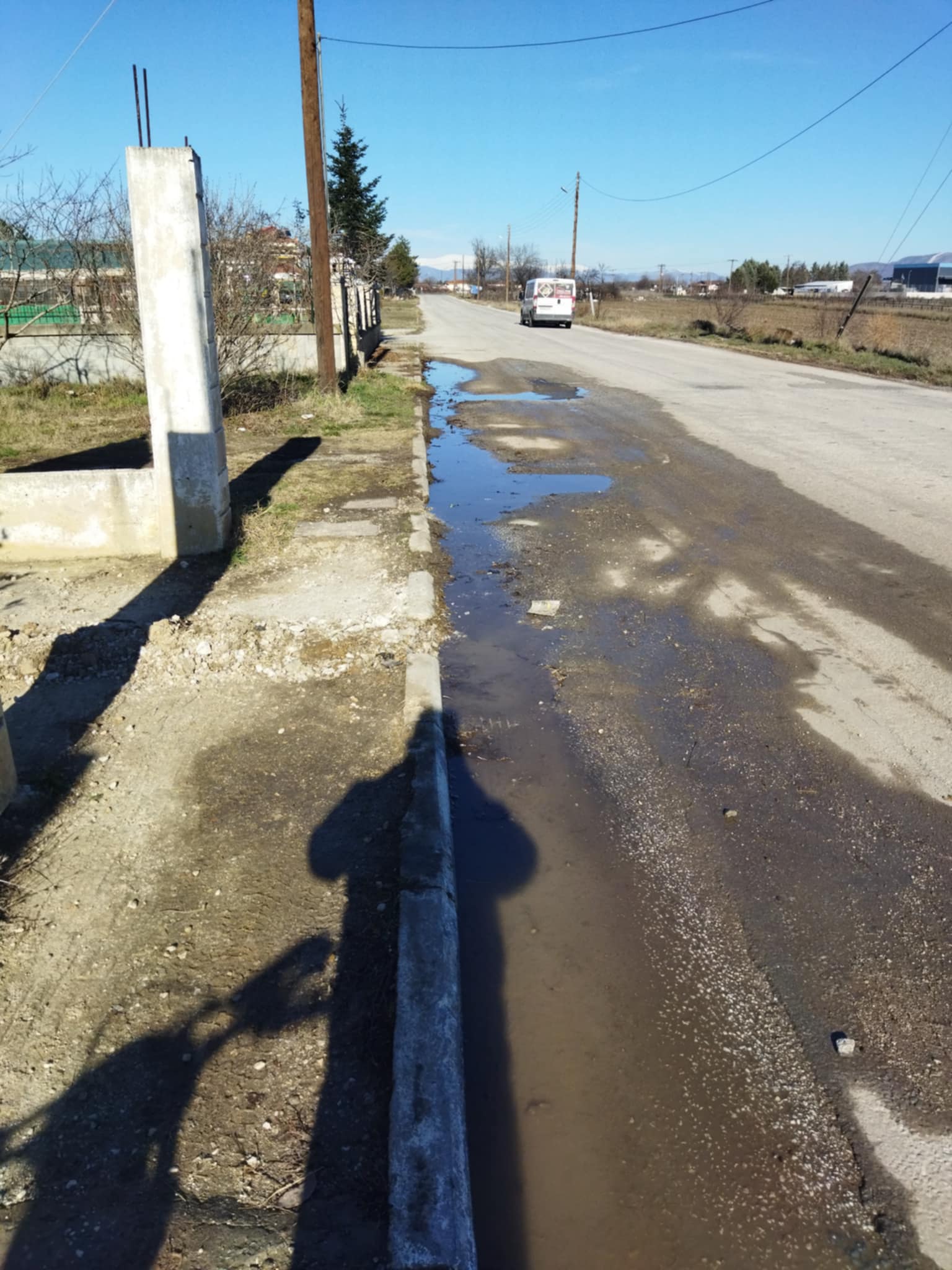 Κάτοικοι πέριξ της Οδού Καραϊσκάκη (Περιφερειακή Οδός) αναφέρουν ότι επί δύο εβδομάδες τρέχουν νερά και λιμνάζουν