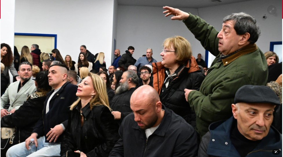 Διεκόπη για την 1η Απριλίου η δίκη για τα Τέμπη - «Βρείτε άλλη αίθουσα» φώναζαν οι συγγενείς, χάος στο δικαστήριο