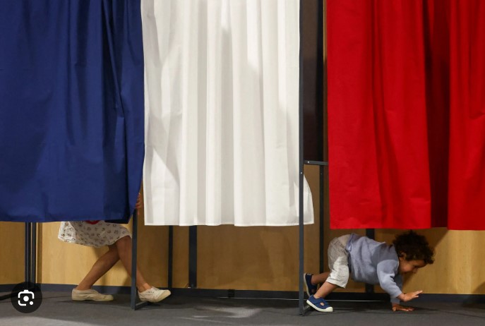 Γαλλικές εκλογές: Νίκη της Λεπέν με ποσοστό έως 34,5% - H (αριστερά) συμμαχία του Νέου Λαϊκού Μετώπου (NFP) κερδίζει ποσοοστά από 28,5 έως 31,5 τοις εκατό.
