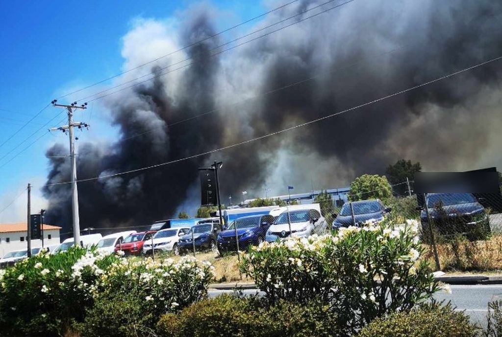 Μεγάλη φωτιά στη Βάρης-Κορωπίου: Εντολή εκκένωσης σε Λαμπρικά και Κίτσι – Πληροφορίες ότι καίγονται σπίτια (Video)
