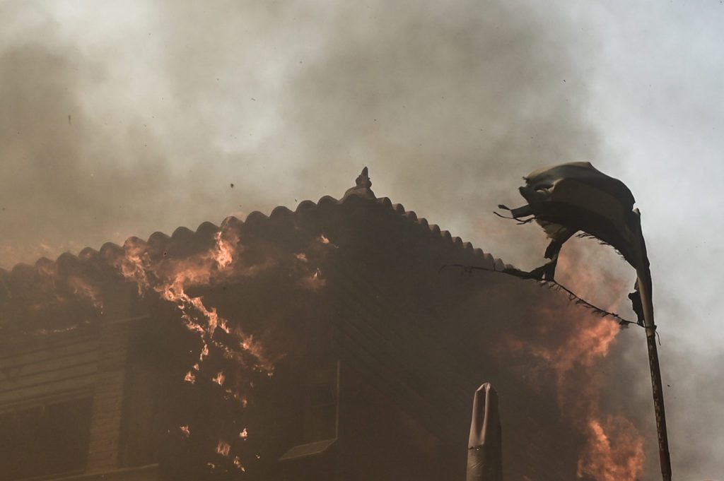 Κουβαράς: Εκτός ελέγχου η φωτιά – Καίγονται σπίτια σε Μελισσουργό και Λαγονήσι 