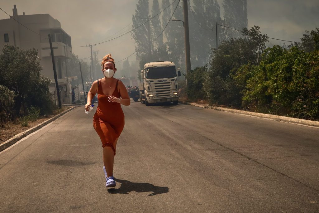Η πυρκαγιά: Απειλεί την Αθήνα – Μήνυμα του 112 για εκκένωση των Άνω Λιοσίων, οι κάτοικοι εγκαταλείπουν τα σπίτια τους
