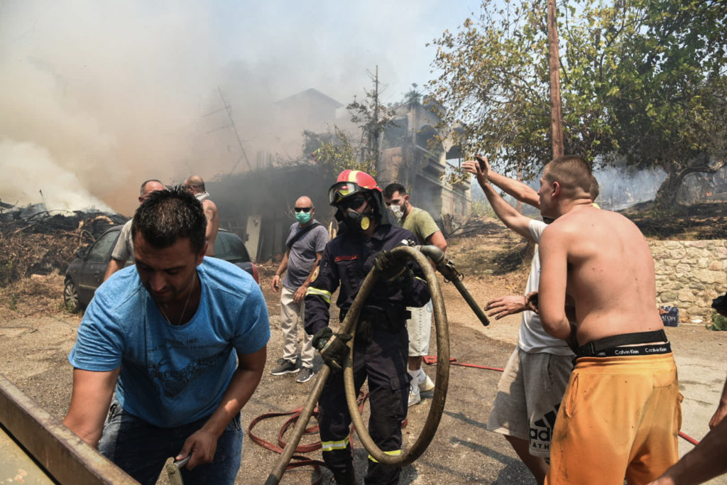Πάτρα: Επίθεση της Αστυνομίας σε συνδικαλιστές που έσβηναν τη φωτιά στο Καραμανδάνειο