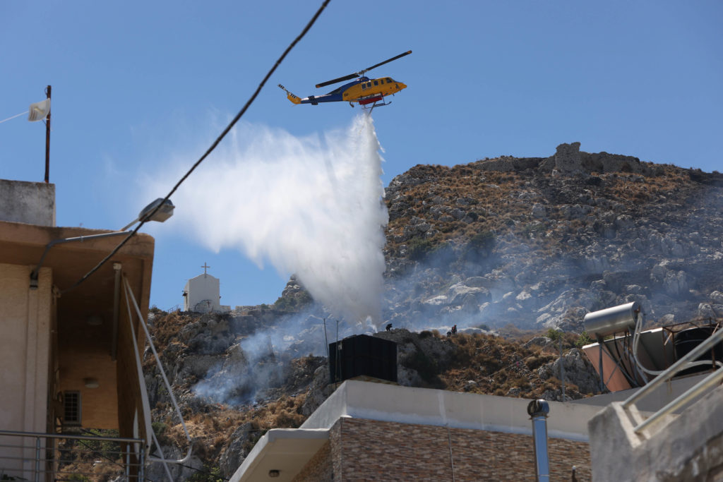 Απίστευτη καταγγελία: Πετούσαν πέτρες στο ελικόπτερο της πυροσβεστικής στην Κρήτη για να μην τους πάρει το νερό!