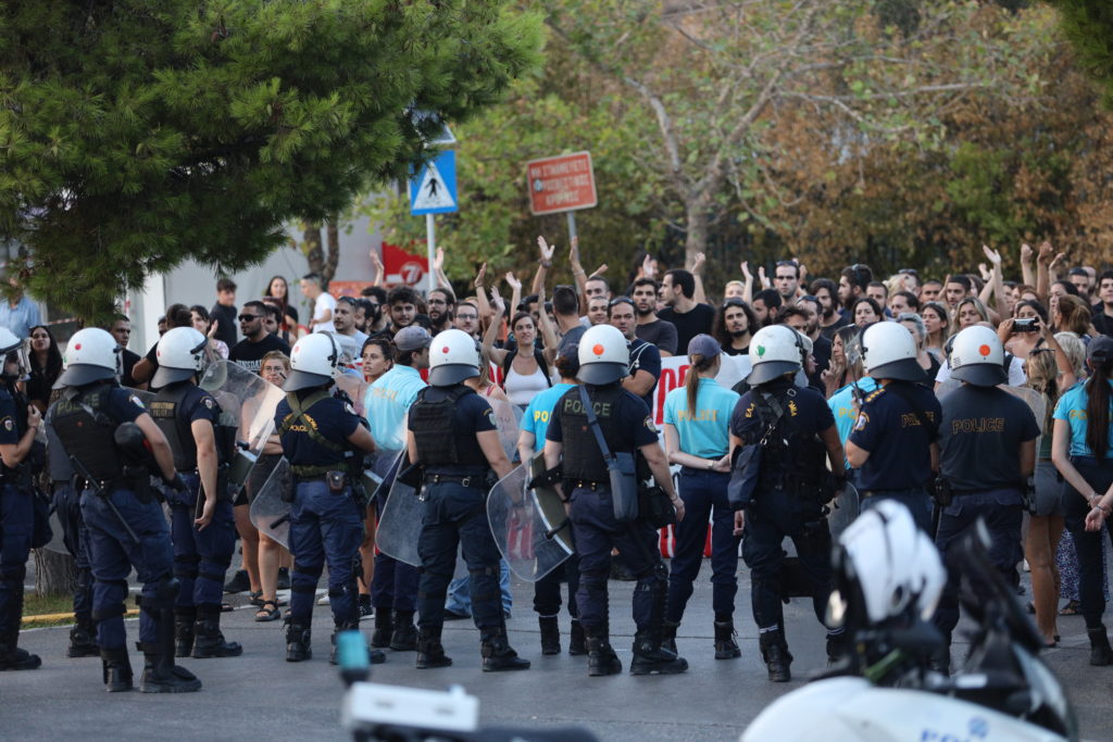 Ο Κασσελάκης ζητάει εξηγήσεις για το βίντεο που δείχνει αστυνομικό να απειλεί πολίτες