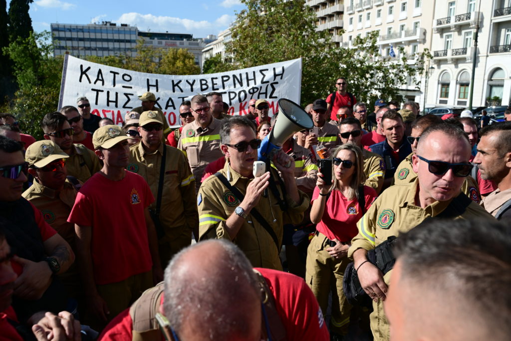 Αντιπολιτευτικό μέτωπο για τη μονιμοποίηση των εποχικών πυροσβεστών μετά την πρωτοβουλία ΣΥΡΙΖΑ