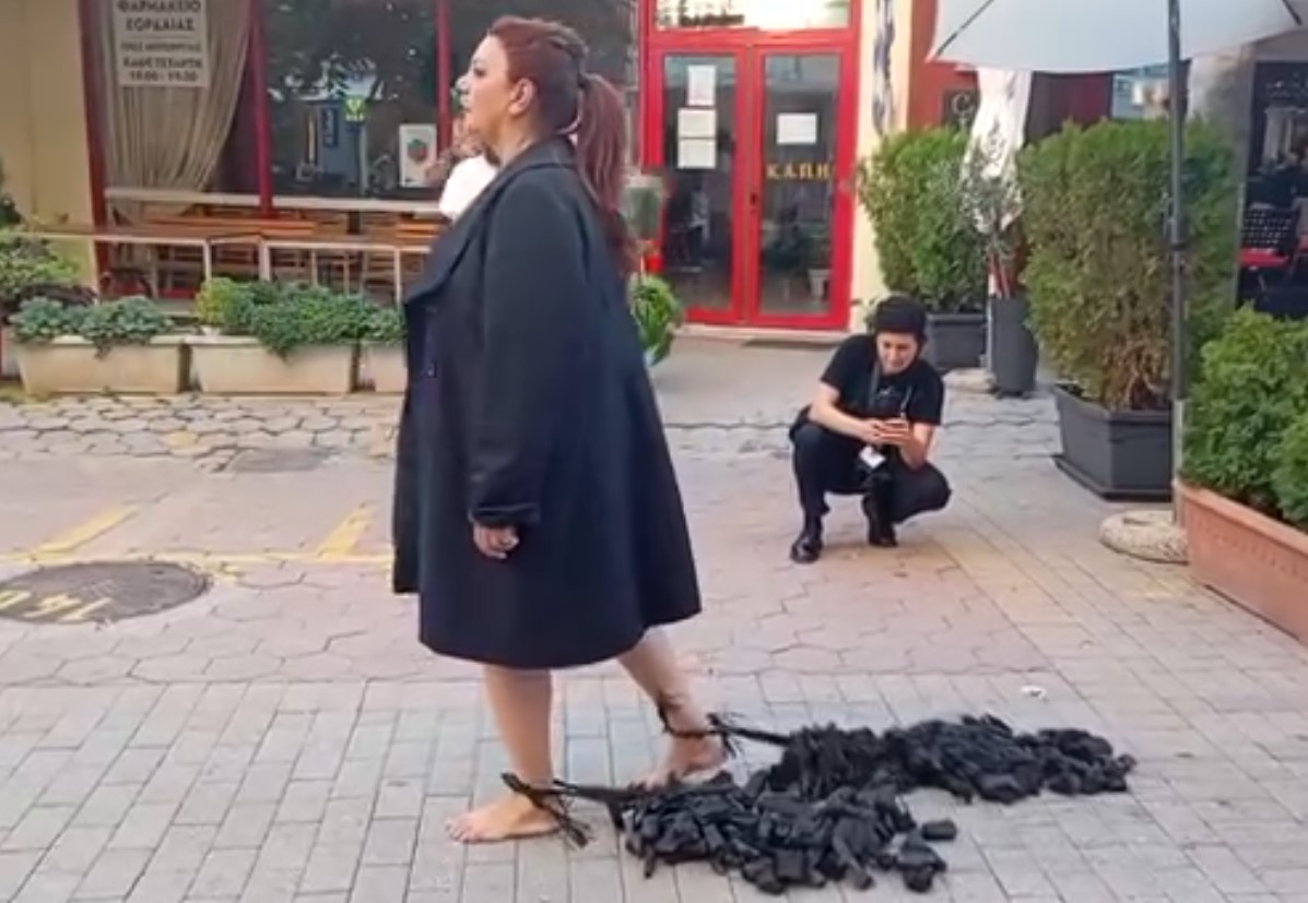 1η performance του  Carbon Tierra Biennale. Από τη Λαϊκή Αγορά στη Δημοτική βιβλιοθήκη.