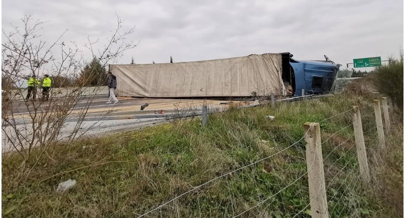 Κοζάνη: Ανετράπη νταλίκα στην Εγνατία Οδό - Έκλεισε το ρεύμα προς Θεσσαλονίκη