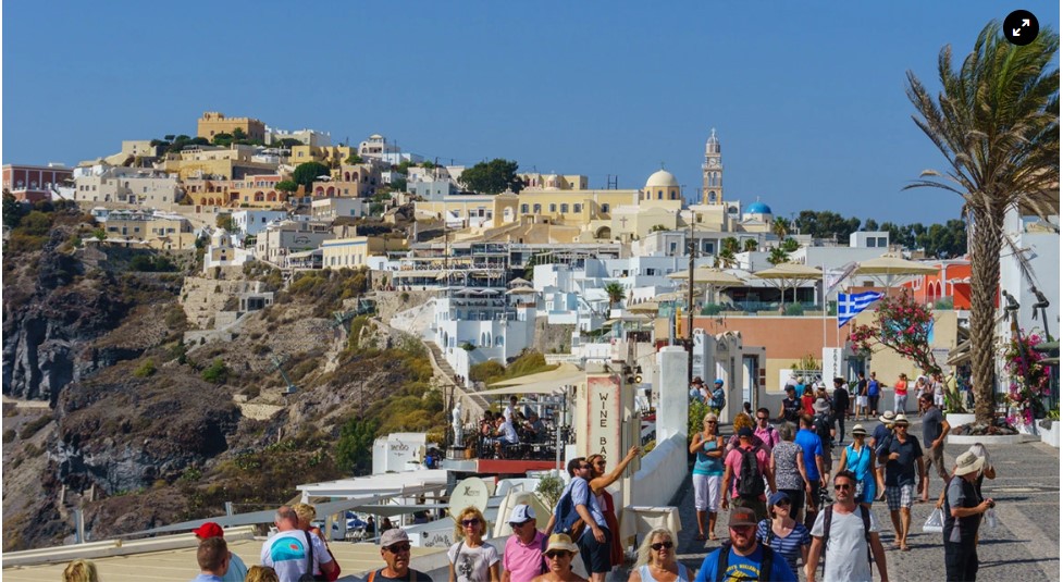 «Κανόνι» από την FTI: Στον «αέρα» 7.500 τουρίστες στην Ελλάδα και χρέη €1,8 εκατ. σε 300 ξενοδοχεία από πέρυσι