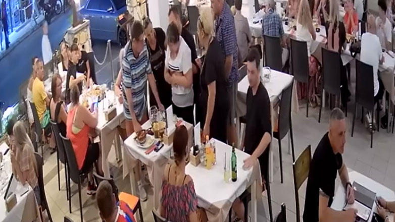 Η στιγμή που σερβιτόρος στη Ζάκυνθο σώζει με λαβή Χάιμλιχ πελάτισσα σε εστιατόριο