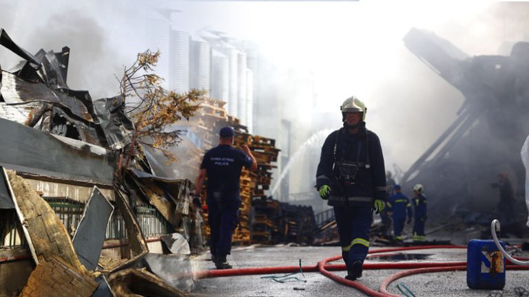 Αποπνικτική η ατμόσφαιρα στην Κάτω Κηφισιά μετά τη μεγάλη φωτιά σε εργοστάσιο