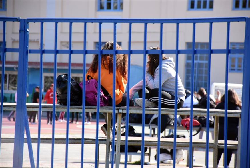 Η Ελλάδα «γερνάει» και δεκάδες σχολεία κλείνουν κάθε χρόνο στη χώρα - Γερασμένοι οι εκπαιδευτικοί