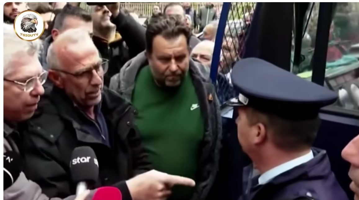 ΑΓΡΟΤΕΣ ΚΑΤΕΒΗΚΑΝ ΣΤΟ ΓΡΑΦΕΙΟ ΤΟΥ ΤΣΙΑΡΑ και εκείνος έτρεξε να κρυφτεί! 