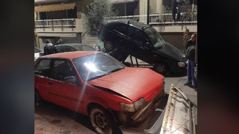  Θεσσαλονίκη: Λεωφορείο έπεσε πάνω σε σταθμευμένα αυτοκίνητα – Σοβαρές ζημιές