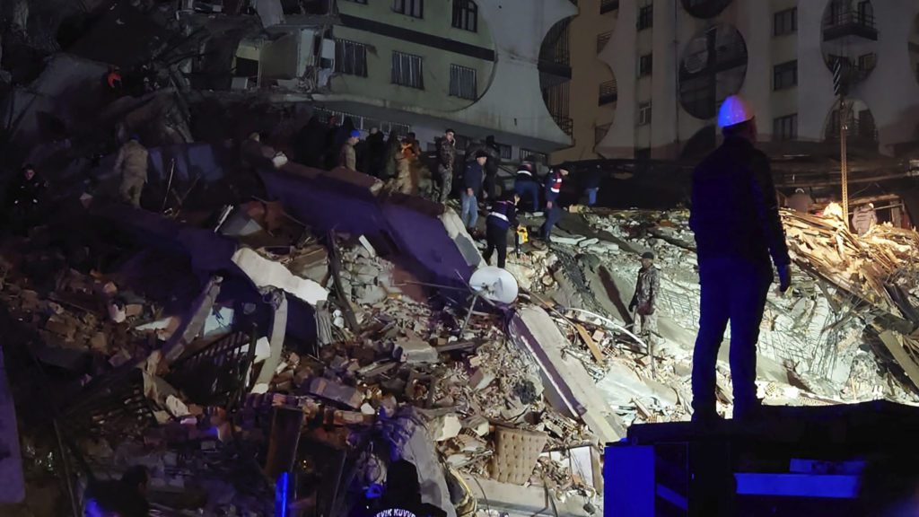 Τουρκία: Φονικός σεισμός 7,8 Ρίχτερ – Εκατοντάδες νεκροί, τραυματίες και εγκλωβισμένοι (Videos &amp; Photos)