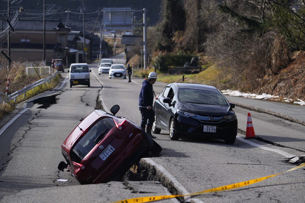 Εικόνες καταστροφής από τον σεισμό στην Ιαπωνία: Τουλάχιστον 55 οι νεκροί – Μάχη με τον χρόνο για επιζώντες (Photos – Video)