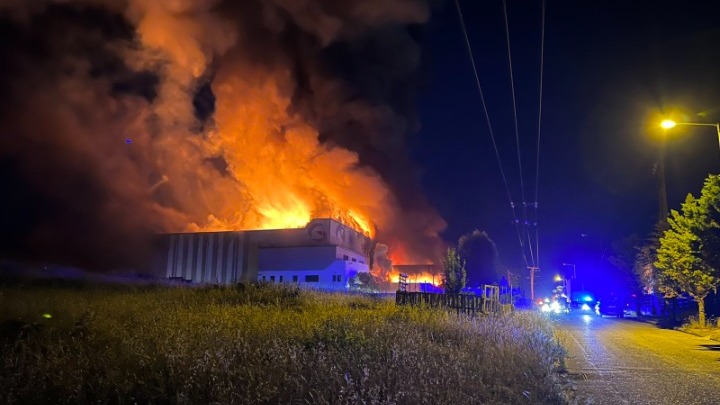 Λαμία: Ζυμαρικά και όσπρια ληγμένα για ένα χρόνο βρέθηκαν στο εργοστάσιο «Γιαννίτσης» – Νέες αποκαλύψεις για τη φωτιά (Video)