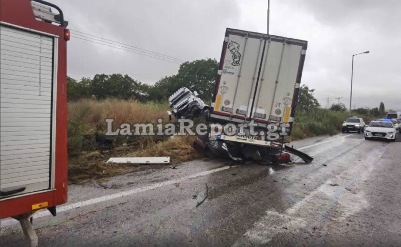 Νταλίκα «διέλυσε» δύο αυτοκίνητα στην Εθνική Οδό Λαμίας - Δομοκού, νεκρή η μια οδηγός