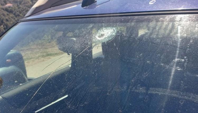 Αδέσποτη σφαίρα στην Κρήτη καρφώθηκε σε αυτοκίνητο – Δείτε εικόνες
